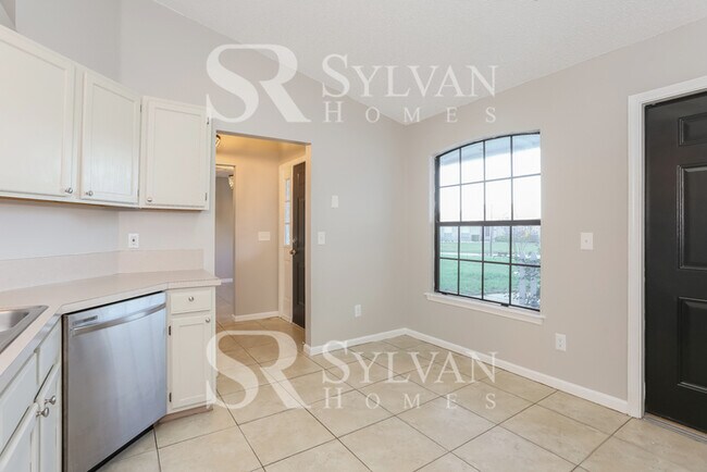 Building Photo - Feel welcome and comfortable in this charm...
