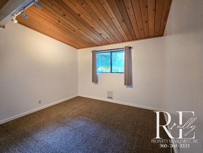 Building Photo - Spacious Port Orchard Home with Acreage, H...