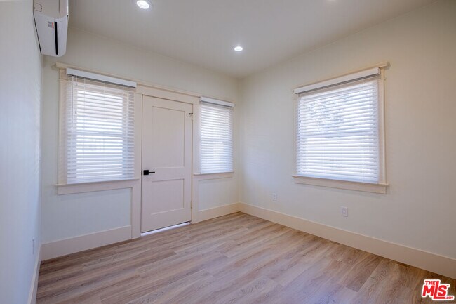 Building Photo - 216 N Catalina Ave