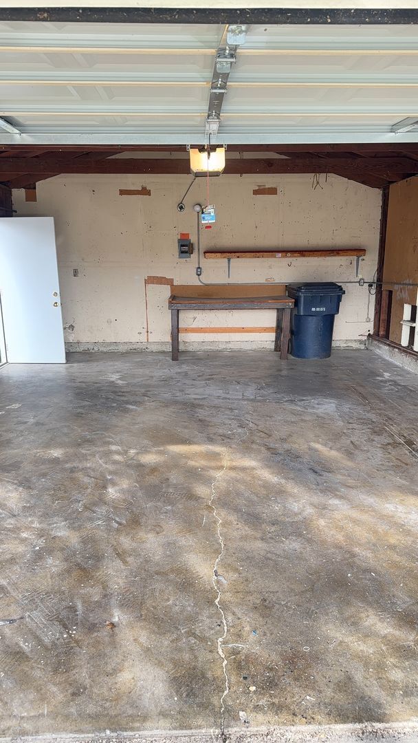 Building Photo - Stunning 4-bedroom, 2-bathroom