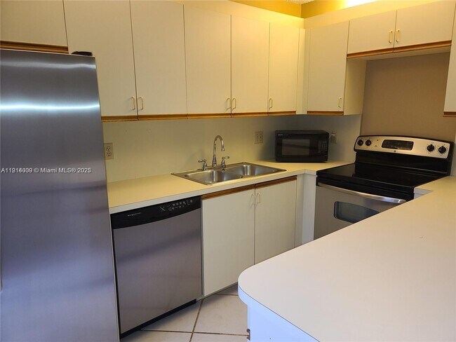 Building Photo - 9940 NW 6th Ct