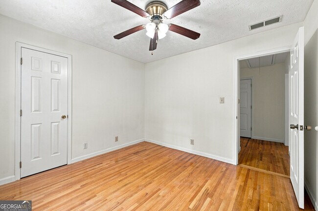 Building Photo - 965 Millbrook Ct