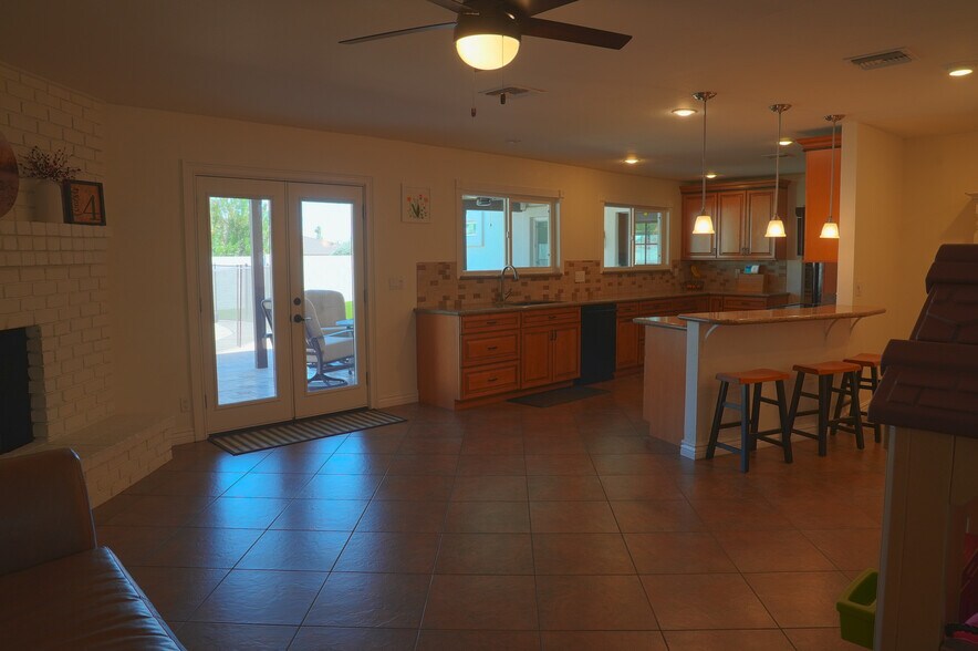 Building Photo - 2526 E Mercer Ln