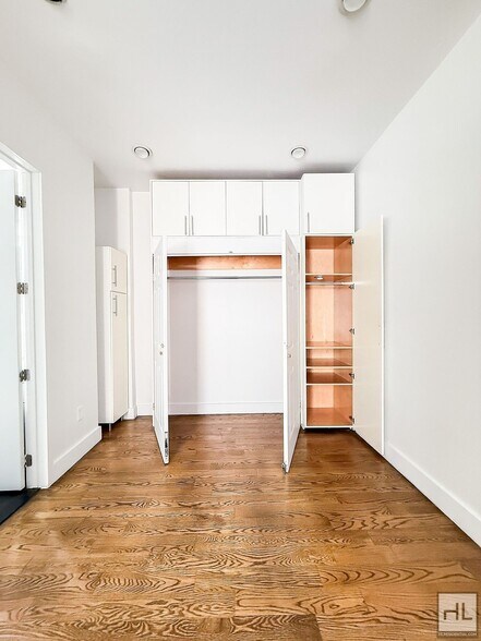 Building Photo - EASTERN PARKWAY / Crown Heights Studio 1-Bath