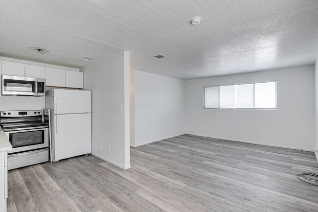 Building Photo - Bright & Spacious 2-Bedroom Condo in Las V...