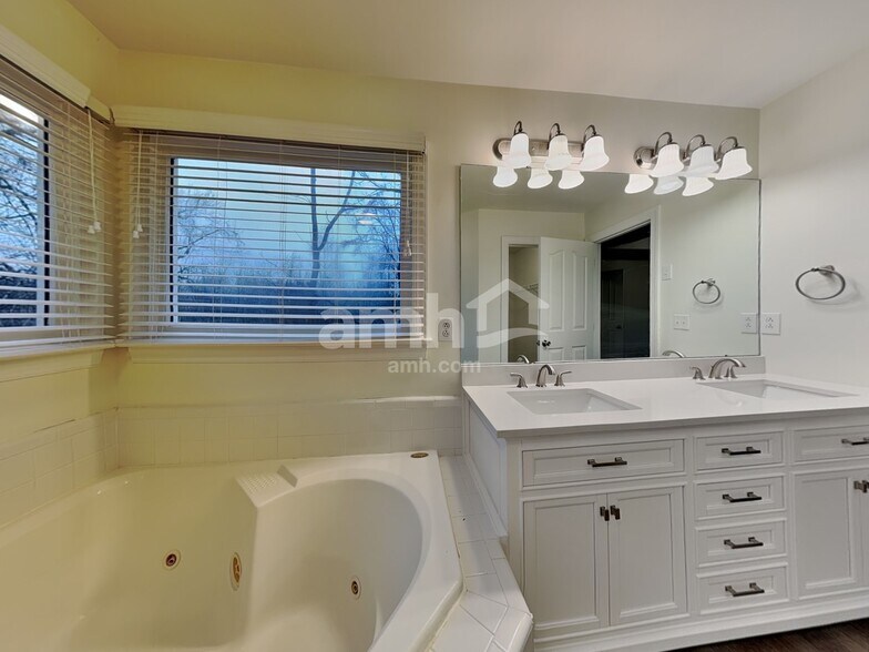 Building Photo - 8401 Forest Shadow Cir