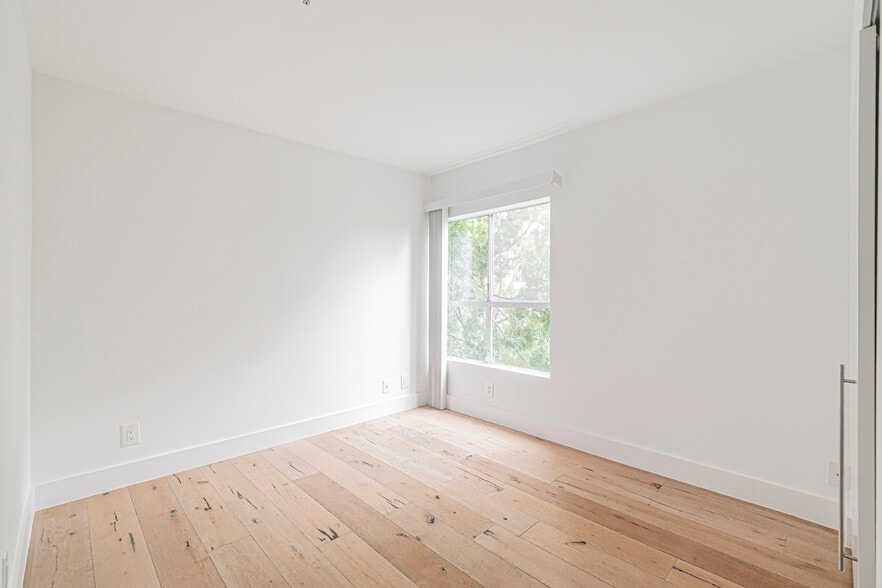 Building Photo - 939 Palm Ave