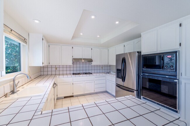 Building Photo - 2741 Seminole Dr