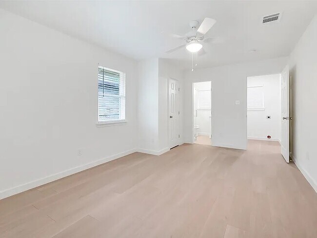 Building Photo - 1110 3rd St