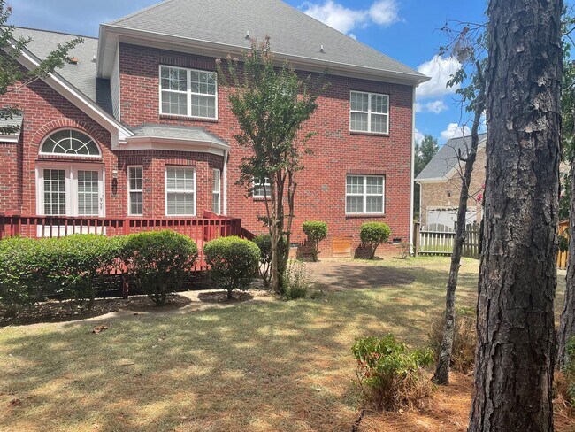 Building Photo - Outstanding Five Bedroom Three Full Bathro...