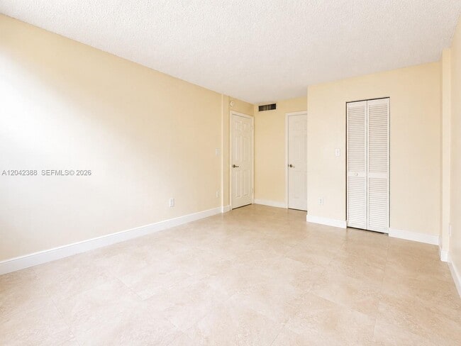 Building Photo - 14421 N Kendall Dr