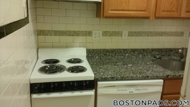 Building Photo - 136 Hemenway St