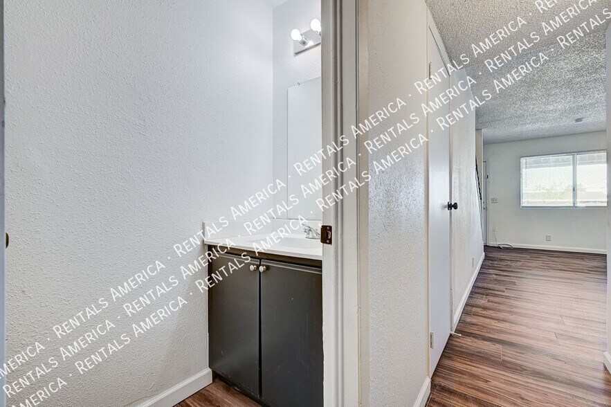 Building Photo - 3411 Center Dr