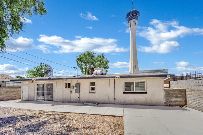 Building Photo - 2221 Santa Clara Dr