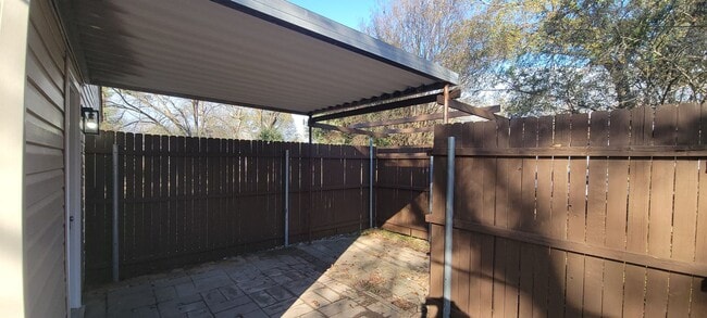 Building Photo - Very nice 2 bedroom/1 bath home with Central Air & Heat!