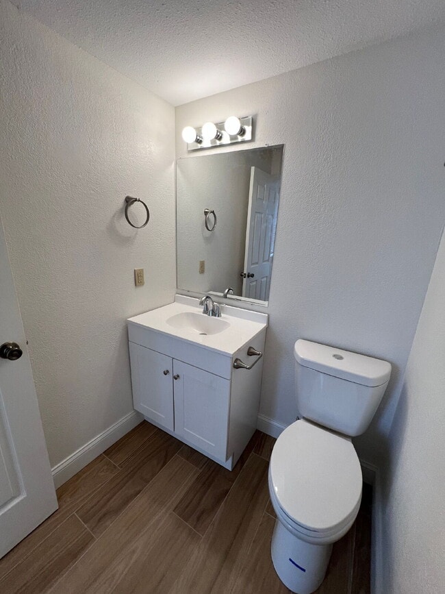 Building Photo - "Charming 2-Bed, 2-Bath Haven in Hollister – Your Perfect Retreat Awaits!"