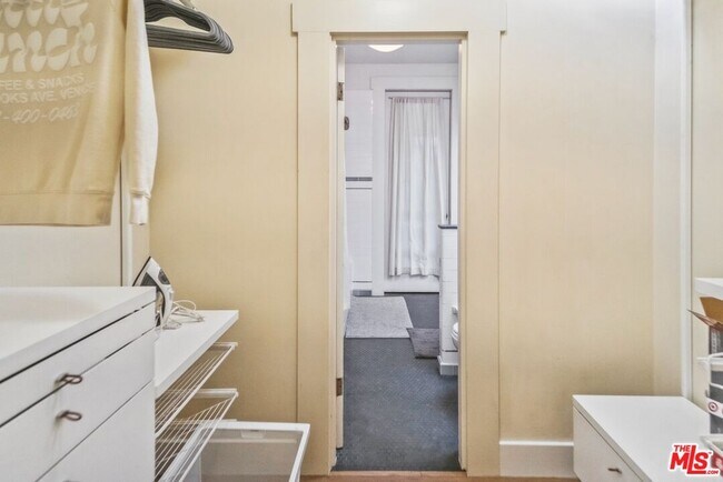 Building Photo - 710 6th Ave