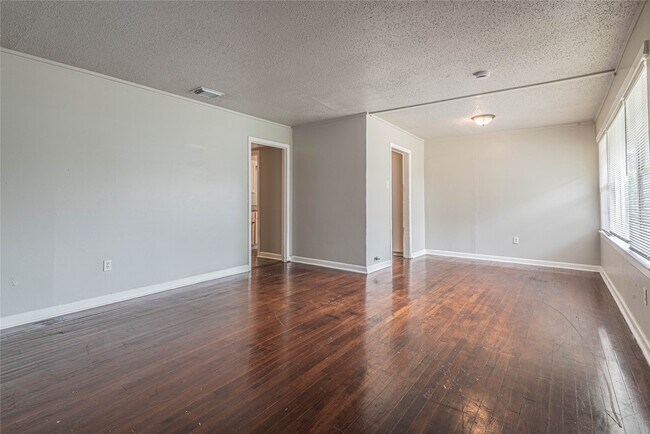 Building Photo - 5818 Glenhurst Dr