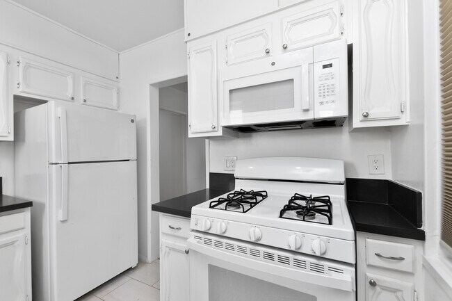 Kitchen - 836 N Fuller Ave