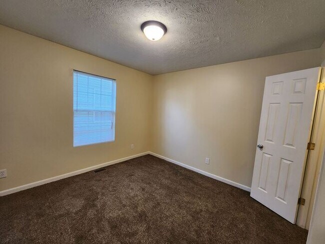 Building Photo - Large 5 Bedroom Home & Pets Welcome*