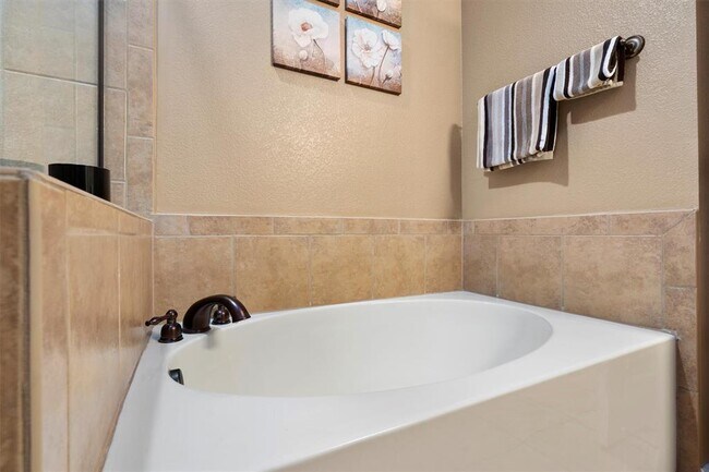 Building Photo - 2101 Town Centre Dr