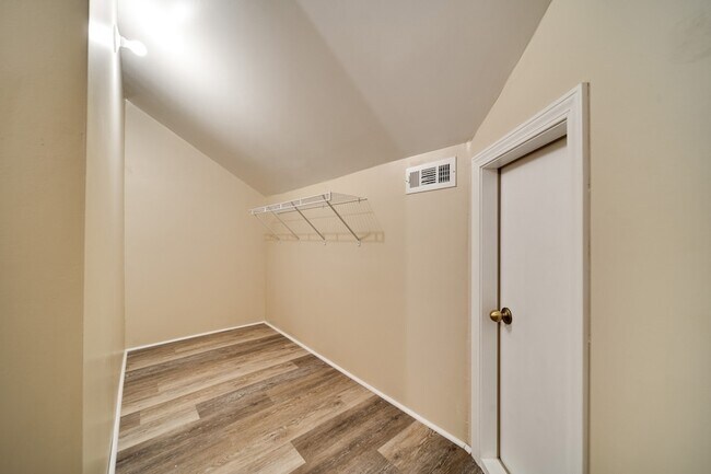 Building Photo - 176 Longspur Dr