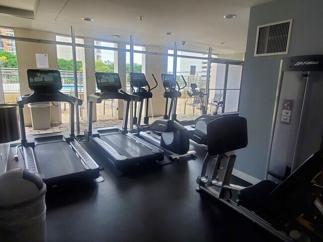 Building Photo - 1250 S Michigan Ave