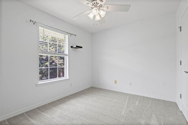 Building Photo - 4120 Fenwick Loop S