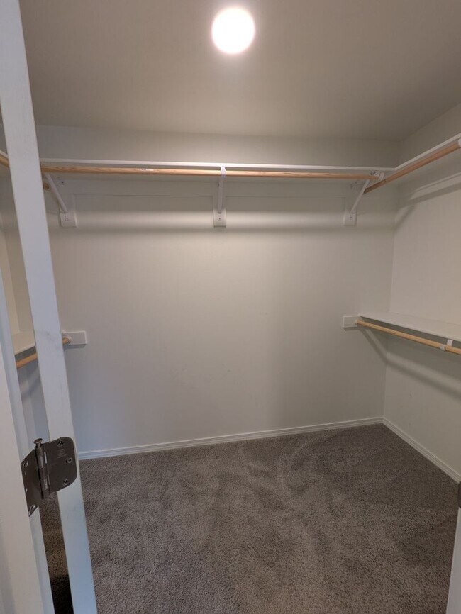 Building Photo - Brand New Townhome!