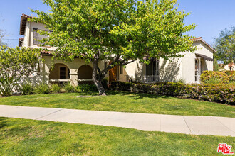 Building Photo - 470 S Rodeo Dr