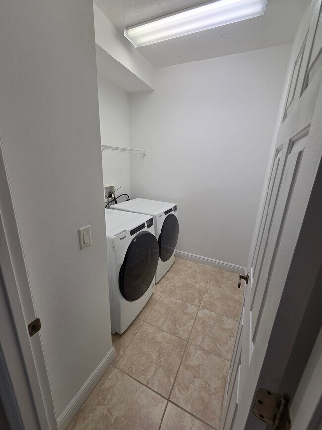 Building Photo - 2819 Roseglen Way