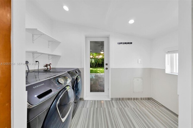 Building Photo - 1104 NE 85th St
