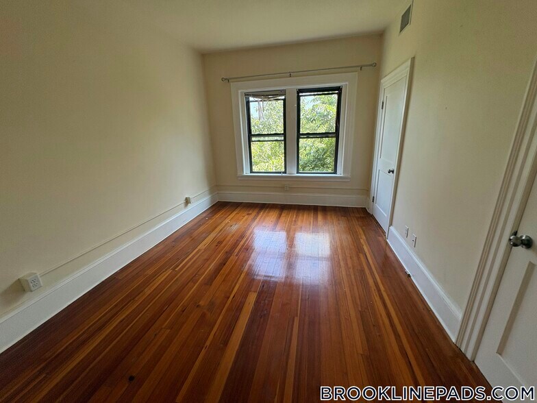 Building Photo - 1463 Beacon St