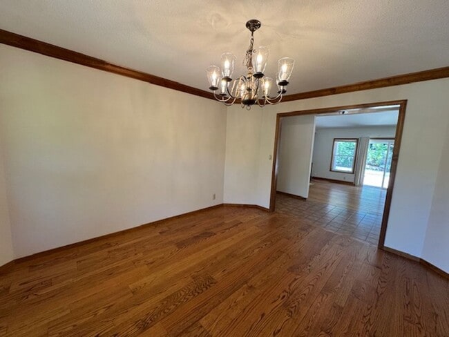 Building Photo - Spacious 4 bedroom, single level home in M...