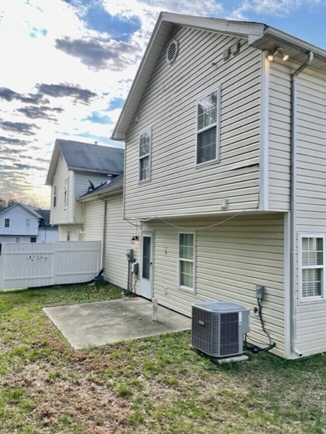 Building Photo - Must see this 4 bedroom 2.5 bath townhouse with 1 car garage .