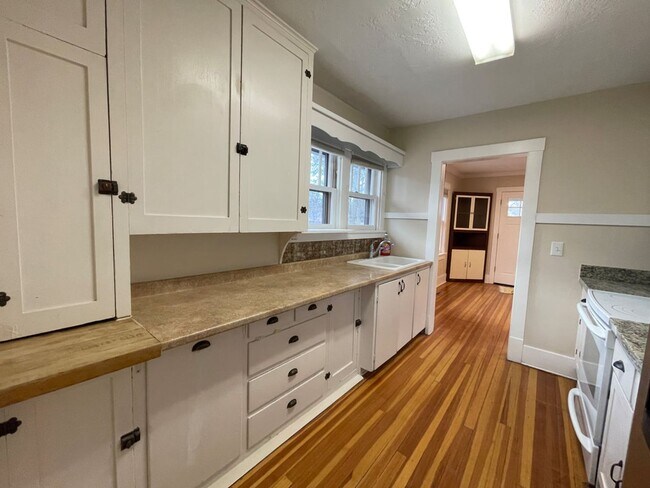 Building Photo - 6 Bedroom/2.5 Bath Home in North Fort Coll...