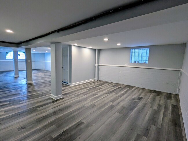 Building Photo - 834 N Kolin Ave