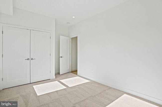 Building Photo - 4421 Kane Pl NE