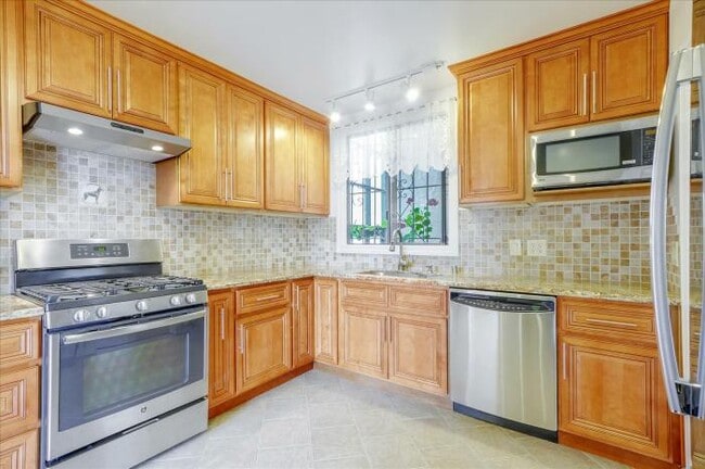 Primary Photo - 3 bedroom in San Francisco CA 94122