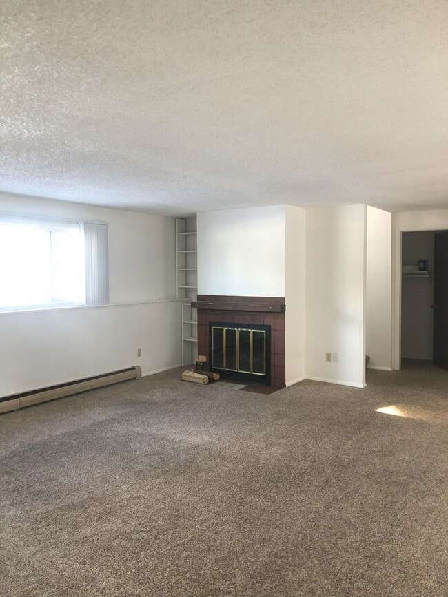 Building Photo - 2 bedroom 1 bath Centrally Located Apartment