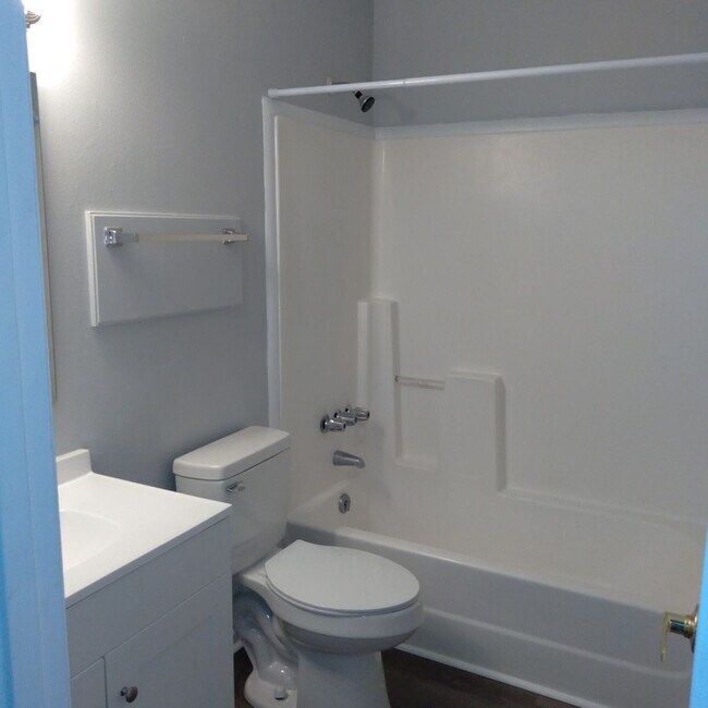 Building Photo - 2 Bedroom, 1 Bath Downstairs Apartment