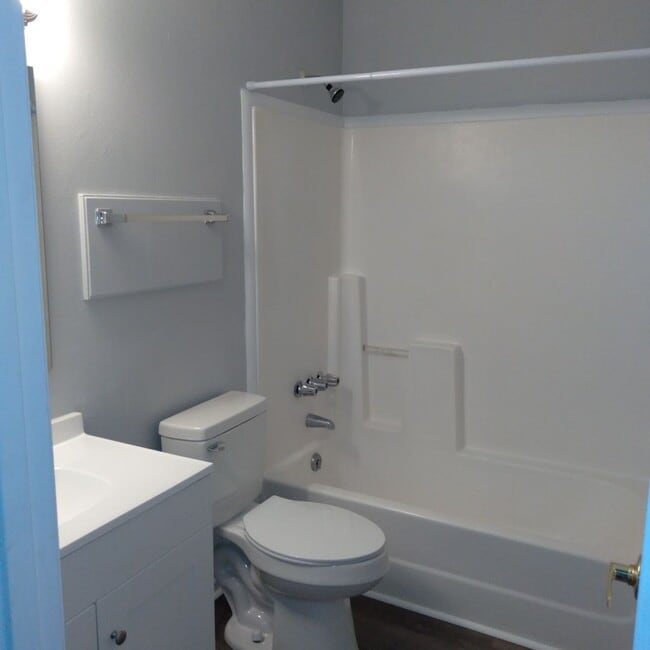 Building Photo - Coming Soon!   2 Bedroom, 1 Bath Downstairs Apartment