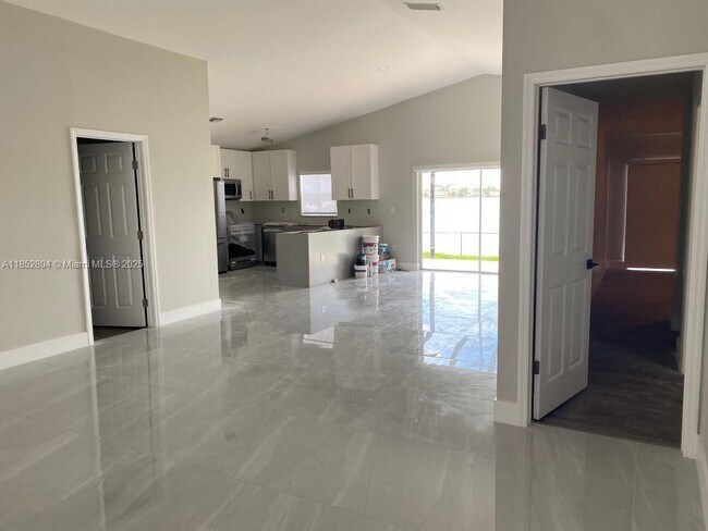 Building Photo - 880 NW 123rd Ct