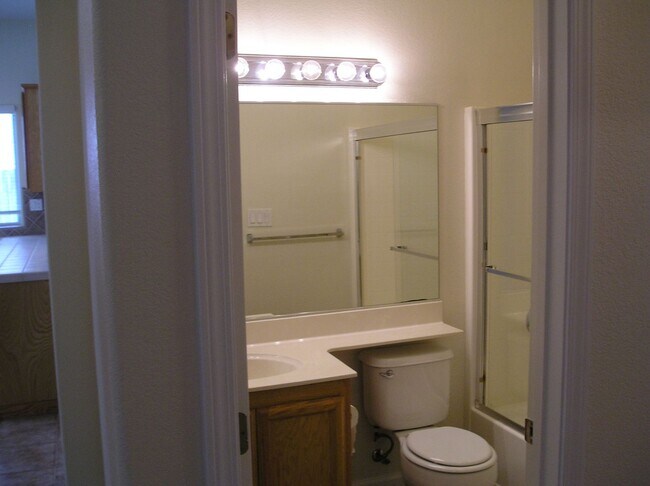 Building Photo - Highland Reserve 4 Bedroom 2 Bath, 1581 sqft, New Paint and Carpet, Great Room Floor Plan with fi...