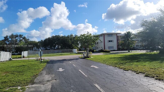 Building Photo - 4731 NW 10th Ct