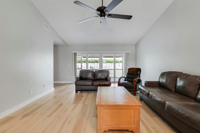 Building Photo - 148 Moccasin Trail S