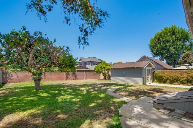 Building Photo - Charming craftsman home located in the hig...