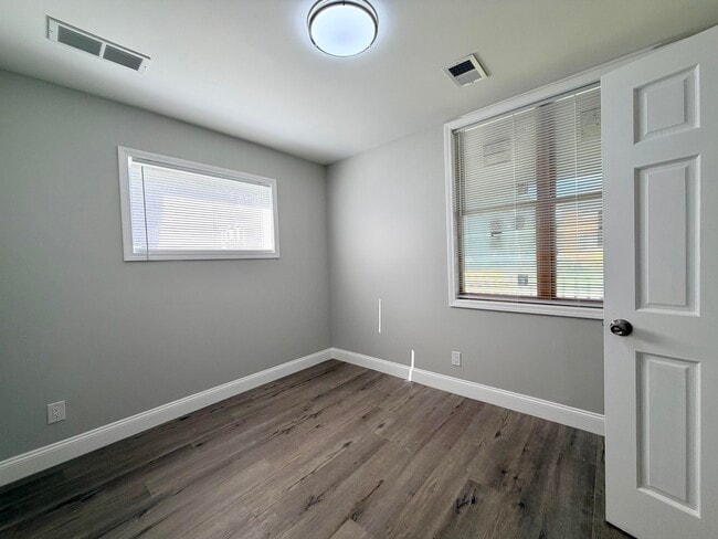 Building Photo - 341 Grosvenor Ave