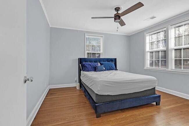 Building Photo - 2405 Eastwood Ave