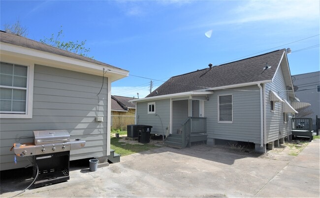 Building Photo - 6903 Palestine St